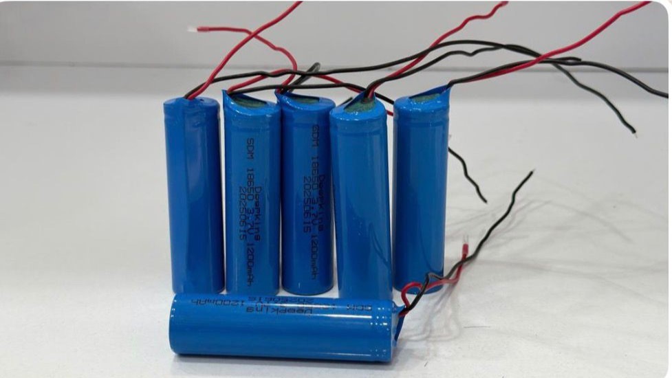 باتری لیتیوم یون 18650سرتخت 3/7ولت 1200mAh سیمدار(تکی خرید نفرمایید ارسال نداریم)
