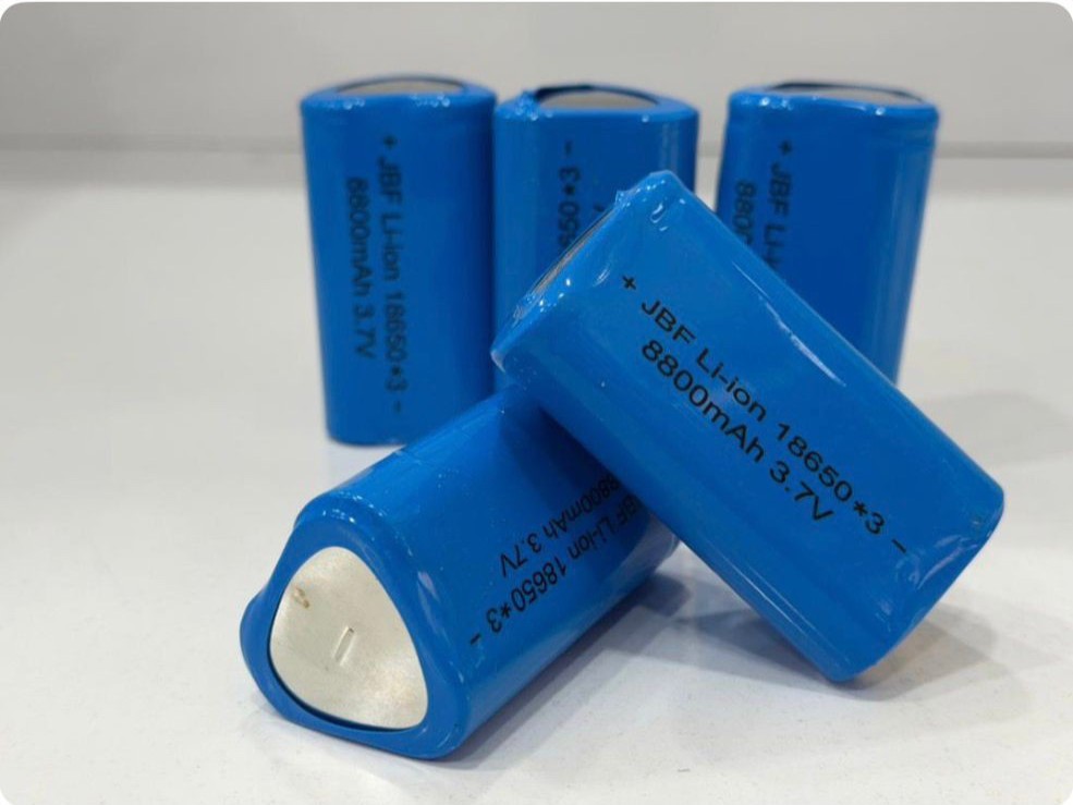 باتری لیتیوم یون 18650سرتخت 3/7ولت 8800mAh شرینگ سه تایی(تکی خرید نفرمایید ارسال نداریم)